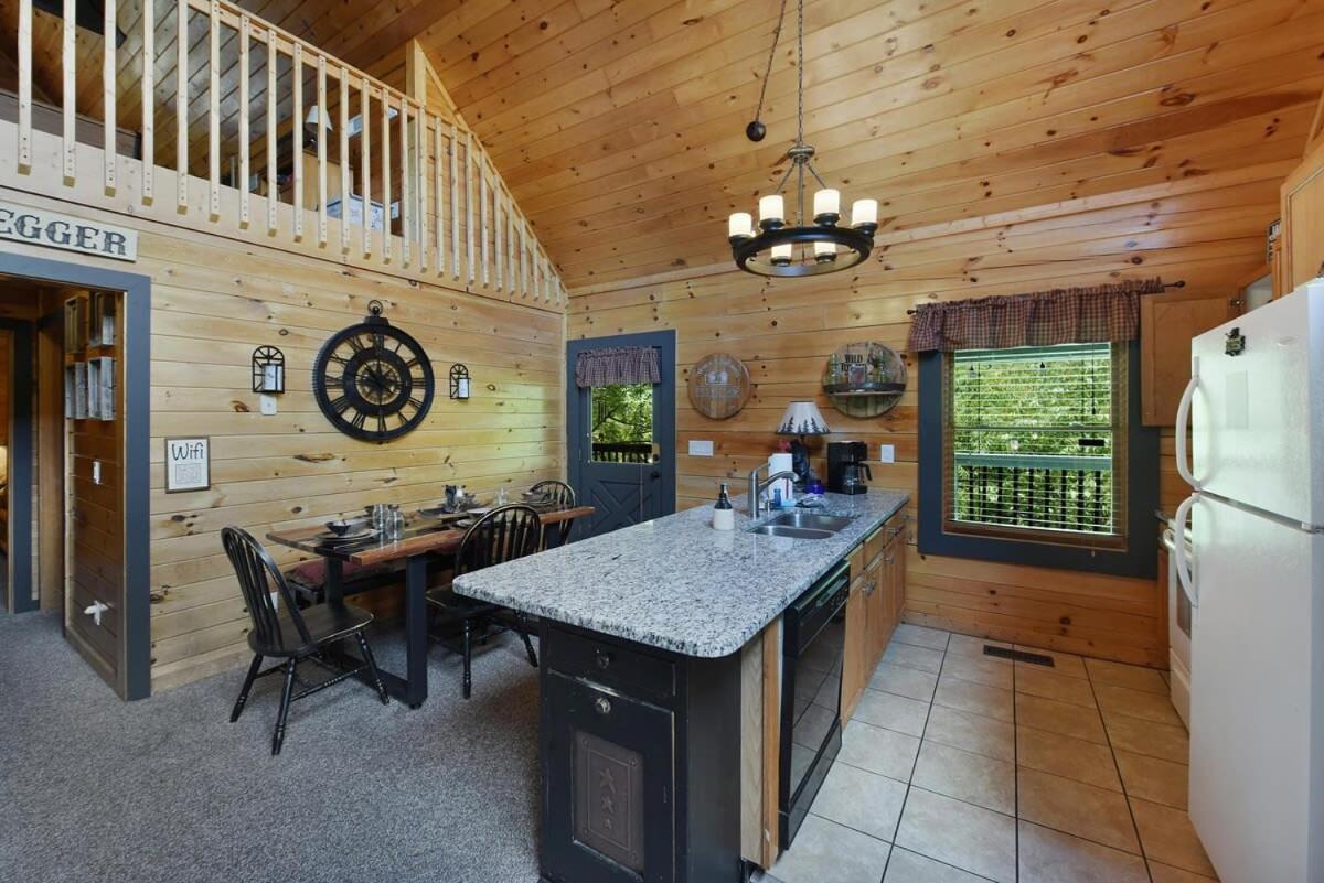 Ryes And Shine Bootlegger'S Cabin! Hot Tub* Pool* Arcade* Billiards *Ev * Pet Friendly Sevierville Eksteriør billede