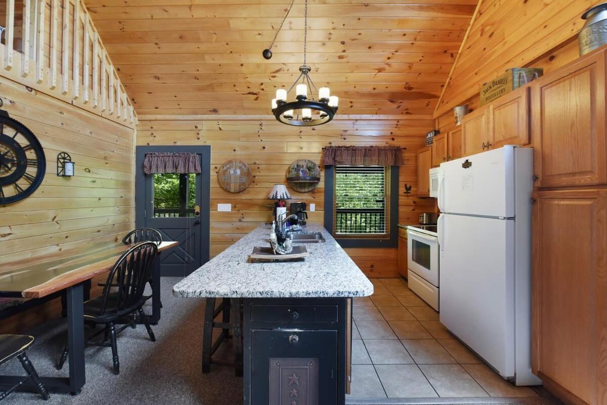 Ryes And Shine Bootlegger'S Cabin! Hot Tub* Pool* Arcade* Billiards *Ev * Pet Friendly Sevierville Eksteriør billede